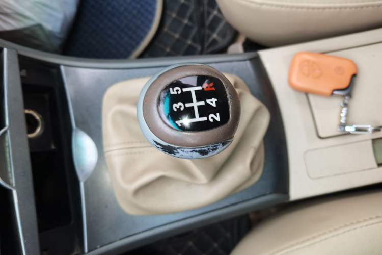 Used BYD L3 2012 1.5L Manual Comfort Edition Gear Lever