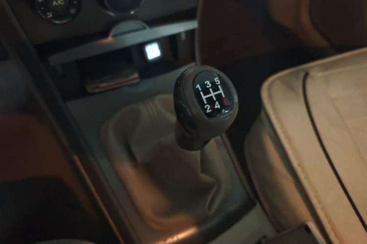 Used BYD L3 2012 1.5L Manual Comfort Edition Gear Lever
