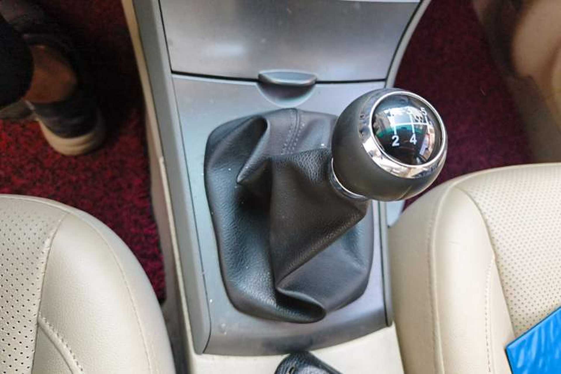 Used BYD L3 2012 1.5L Manual Comfort Edition Gear Lever