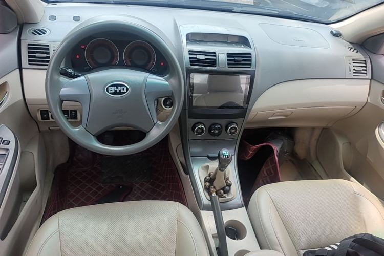 Used BYD L3 2012 1.5L Manual Comfort Edition Center Console