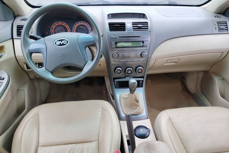 Used BYD L3 2012 1.5L Manual Comfort Edition Center Console