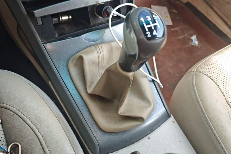 Used BYD L3 2012 1.5L Manual Comfort Edition Gear Lever