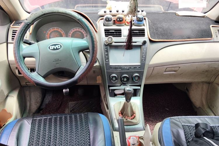 Used BYD L3 2012 1.5L Manual Comfort Edition Center Console