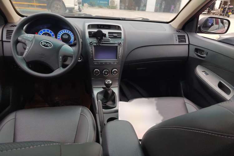 Used BYD L3 2012 1.5L Manual Luxury Version Center Console