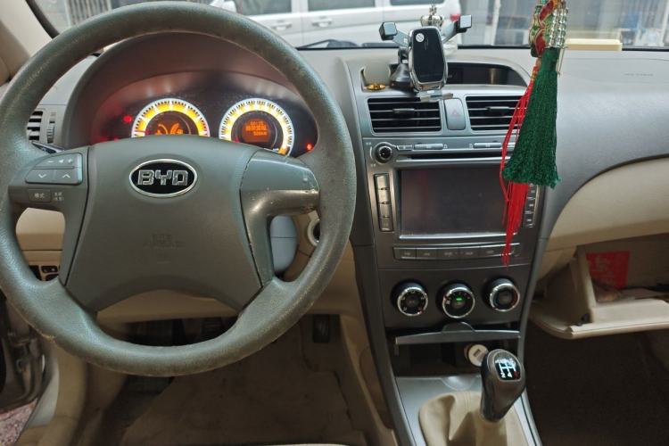 Used BYD L3 2012 1.5L Manual Luxury Version Center Console