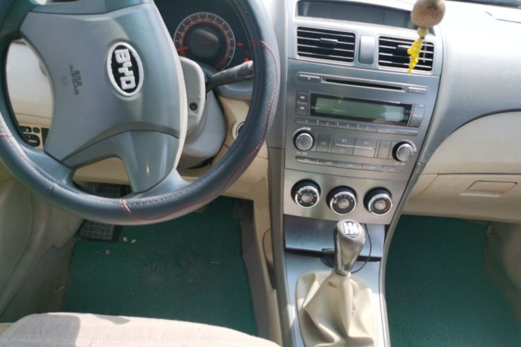 Used BYD L3 2012 1.5L Manual Comfort Edition Center Console
