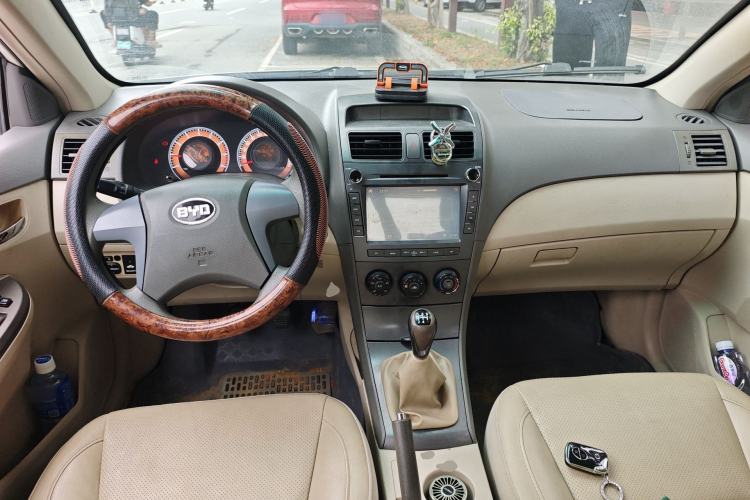 Used BYD L3 2012 1.5L Manual Comfort Edition Center Console