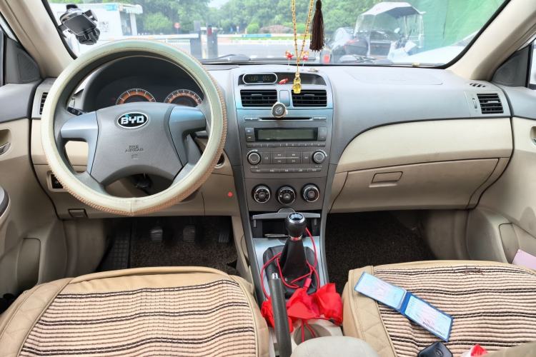 Used BYD L3 2012 1.5L Manual Comfort Edition Center Console