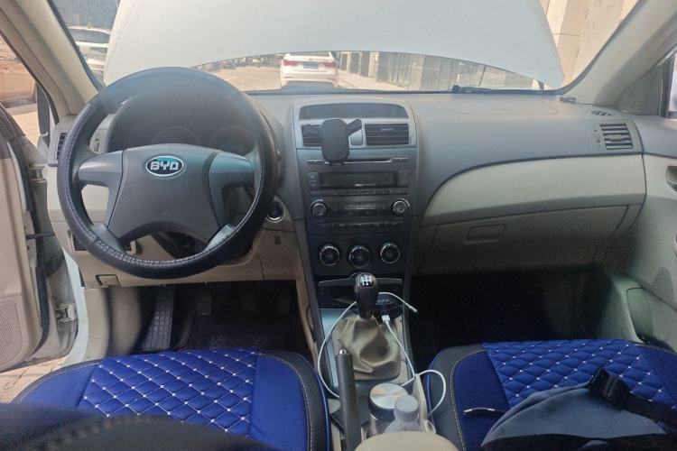 Used BYD L3 2012 1.5L Manual Comfort Edition Center Console