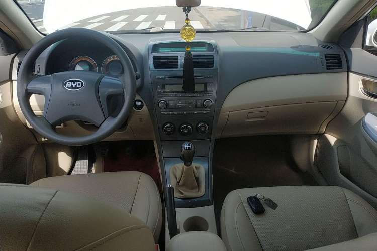 Used BYD L3 2012 1.5L Manual Comfort Edition Center Console
