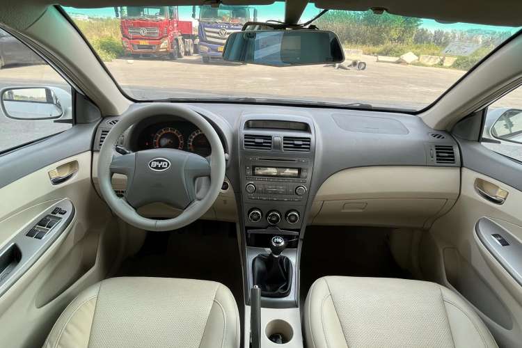 Used BYD L3 2012 1.5L Manual Comfort Edition Center Console