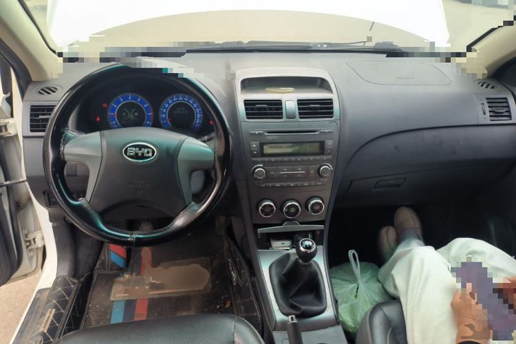 Used BYD L3 2012 1.5L Manual Comfort Edition Center Console