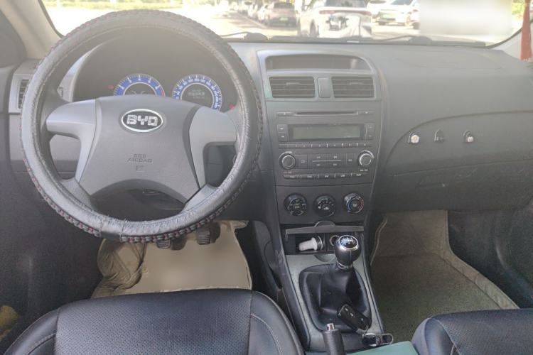 Used BYD L3 2012 1.5L Manual Comfort Edition Center Console