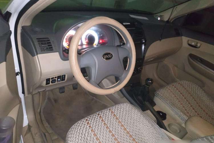 Used BYD L3 2012 1.5L Manual Comfort Edition Center Console