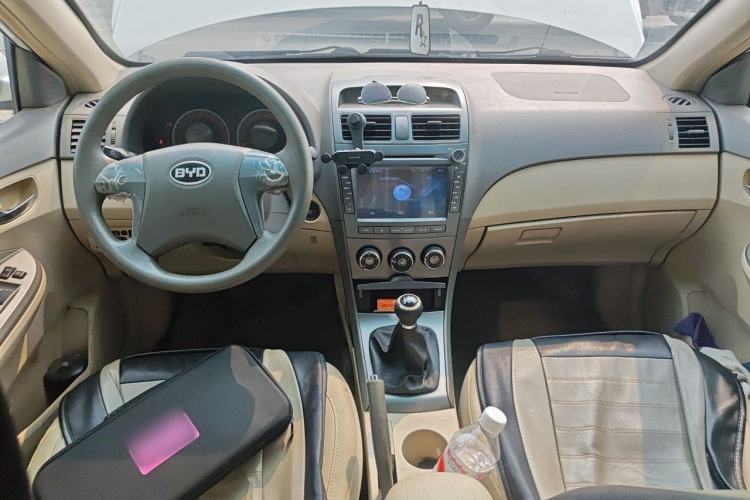 Used BYD L3 2012 1.5L Manual Comfort Edition Center Console
