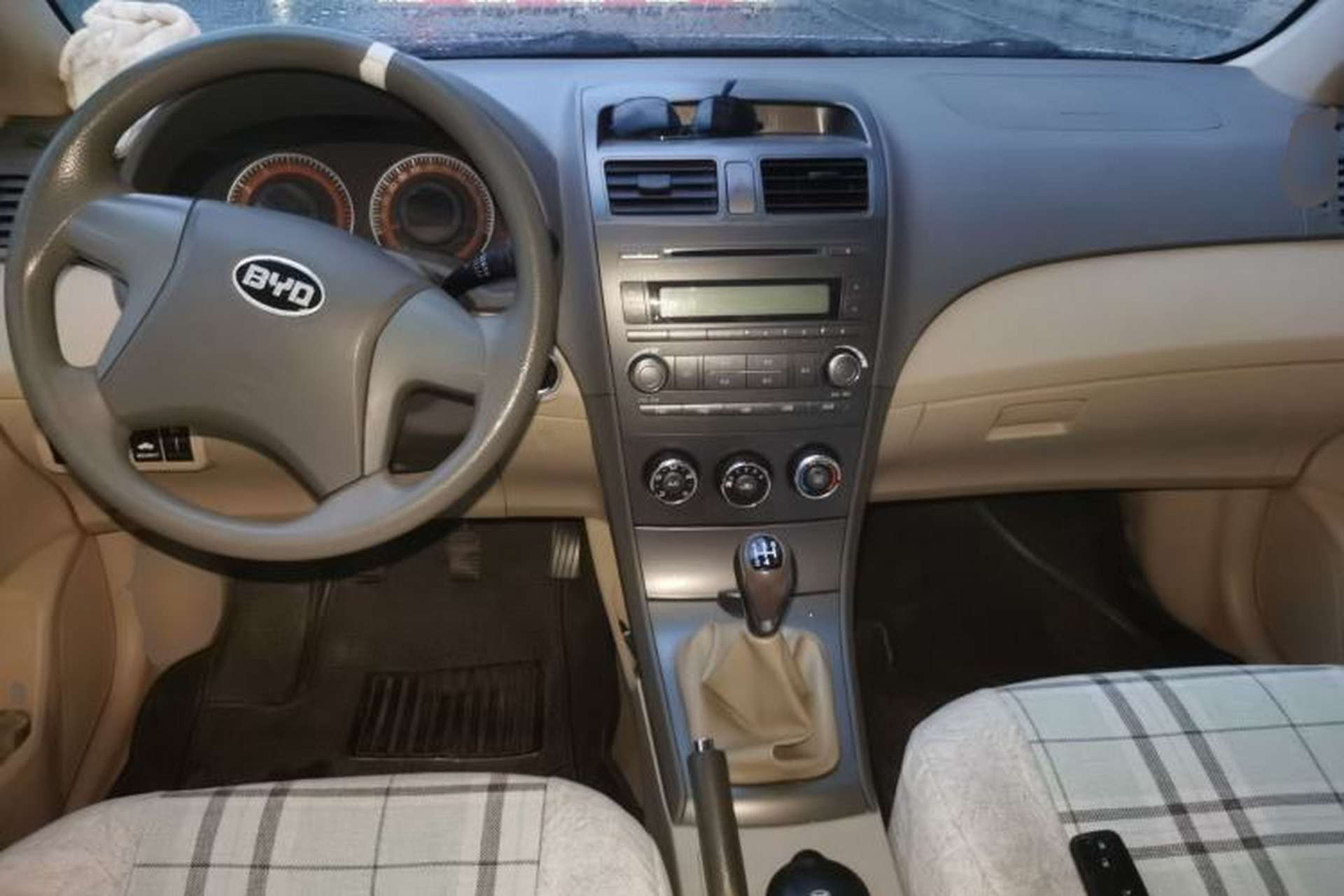 Used BYD L3 2012 1.5L Manual Comfort Edition Center Console