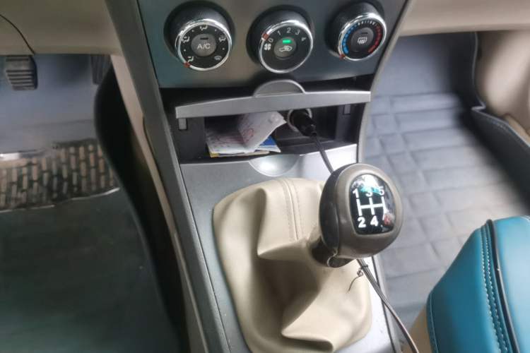 Used BYD L3 2012 1.5L Manual Comfort Edition Gear Lever