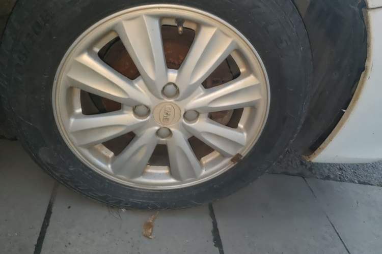 Used BYD L3 2012 1.5L Manual Comfort Edition Right Front Wheel Hub