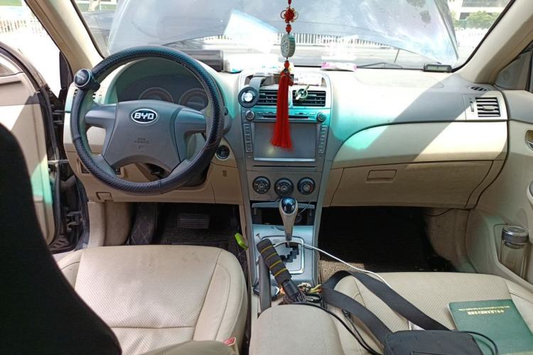 Used BYD L3 2013 1.5L Automatic Comfort Edition Center Console