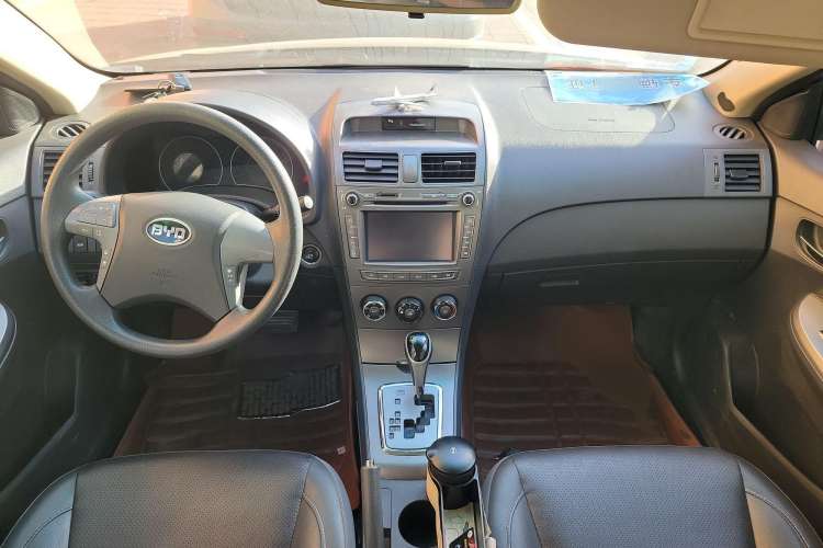 Used BYD L3 2013 1.5L Automatic Prestige Model Center Console