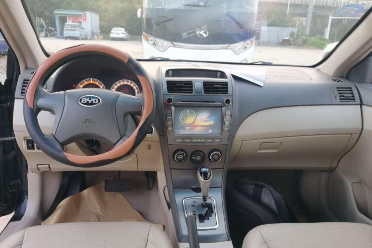 Used BYD L3 2013 1.5L Automatic Comfort Edition Center Console