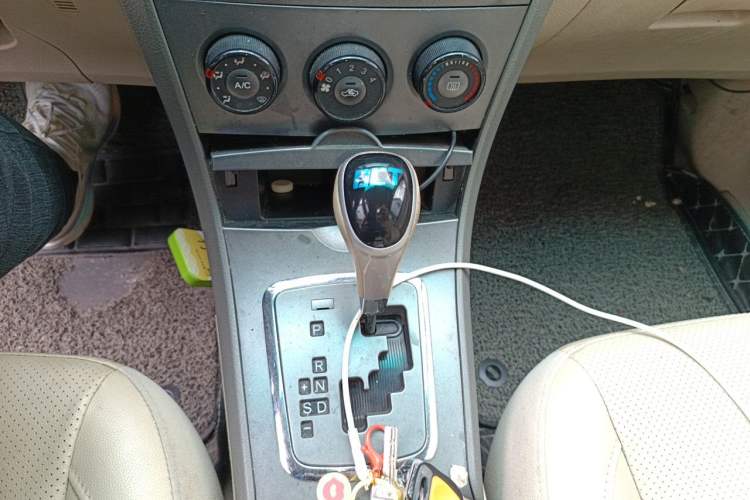 Used BYD L3 2013 1.5L Automatic Comfort Edition Gear Lever