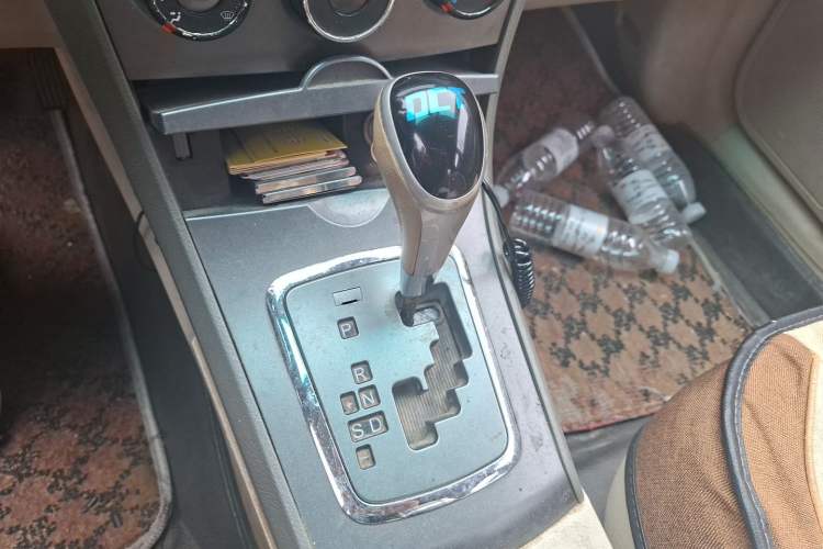 Used BYD L3 2013 1.5L Automatic Comfort Edition Gear Lever
