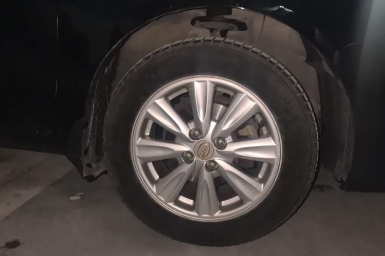 Used BYD L3 2013 1.5L Automatic Comfort Edition Right Front Wheel Hub