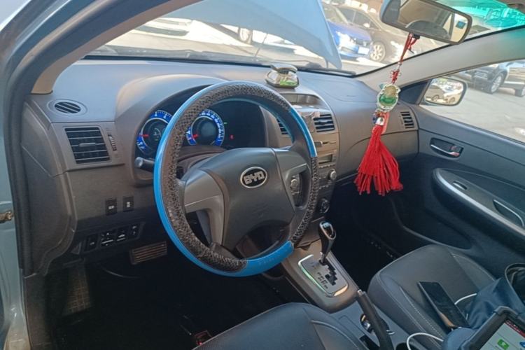 Used BYD L3 2013 1.5L Automatic Comfort Edition Center Console