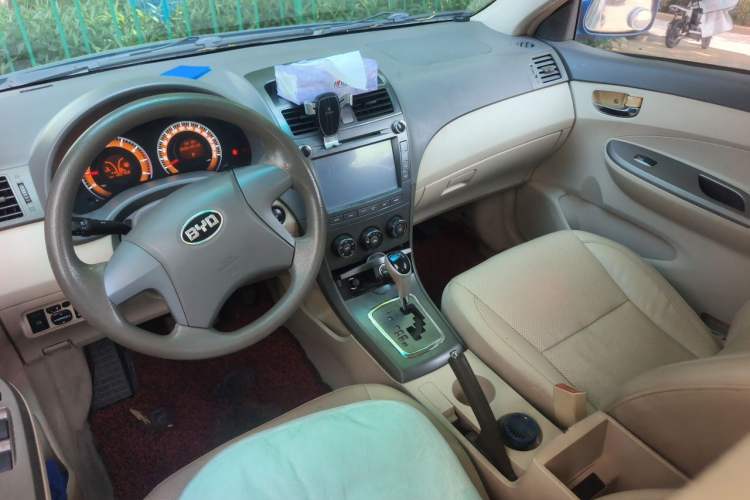 Used BYD L3 2013 1.5L Automatic Comfort Edition Center Console