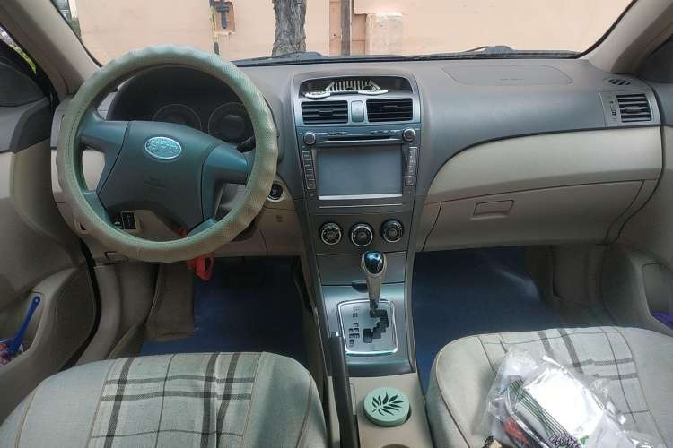 Used BYD L3 2013 1.5L Automatic Comfort Edition Center Console
