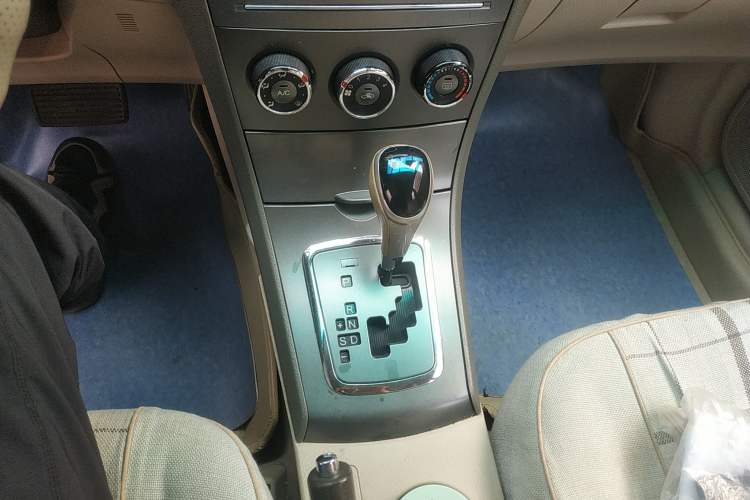 Used BYD L3 2013 1.5L Automatic Comfort Edition Gear Lever