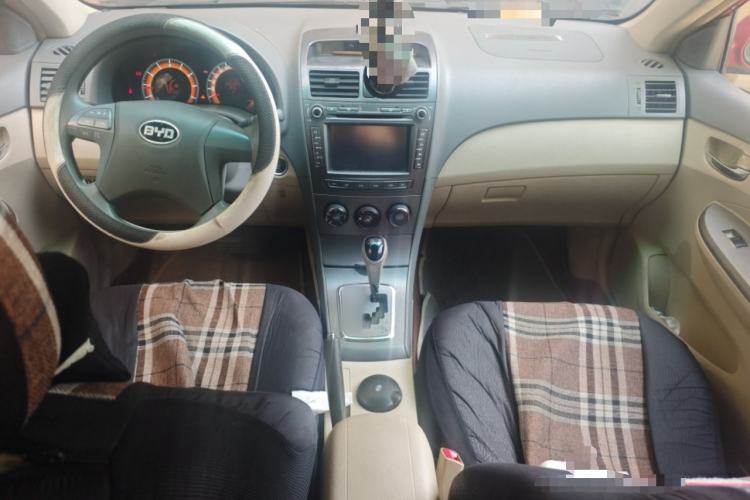 Used BYD L3 2013 1.5L Automatic Prestige Model Center Console