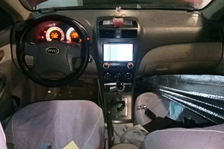 Used BYD L3 2013 1.5L Automatic Comfort Edition Center Console
