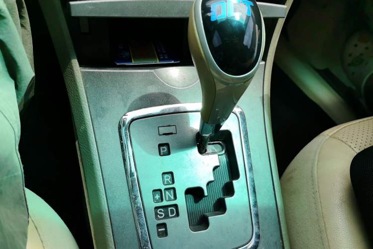 Used BYD L3 2013 1.5L Automatic Comfort Edition Gear Lever
