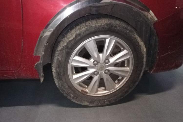Used BYD L3 2013 1.5L Automatic Comfort Edition Right Front Wheel Hub