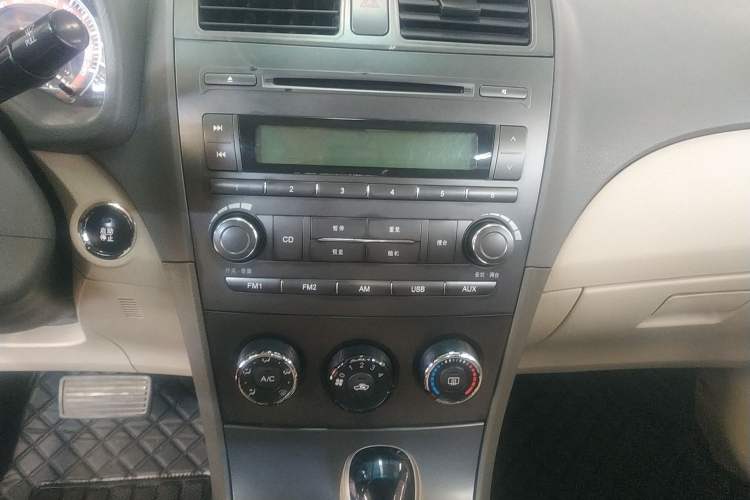 Used BYD L3 2013 1.5L Automatic Comfort Edition Audio And AC Panel
