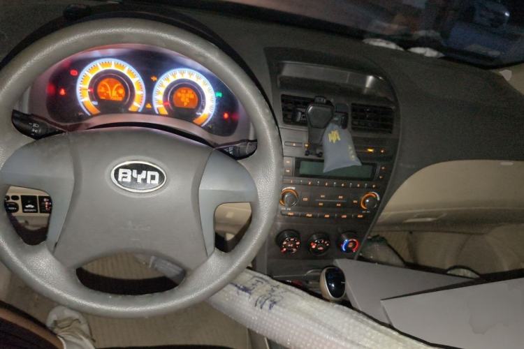 Used BYD L3 2013 1.5L Automatic Comfort Edition Center Console