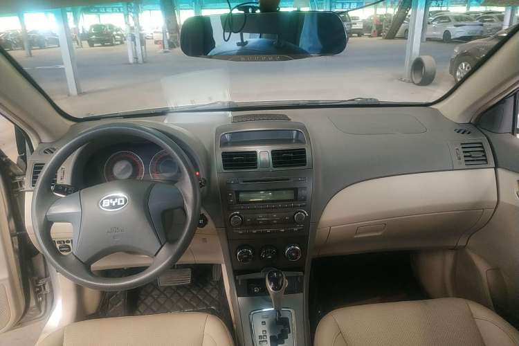Used BYD L3 2013 1.5L Automatic Comfort Edition Center Console