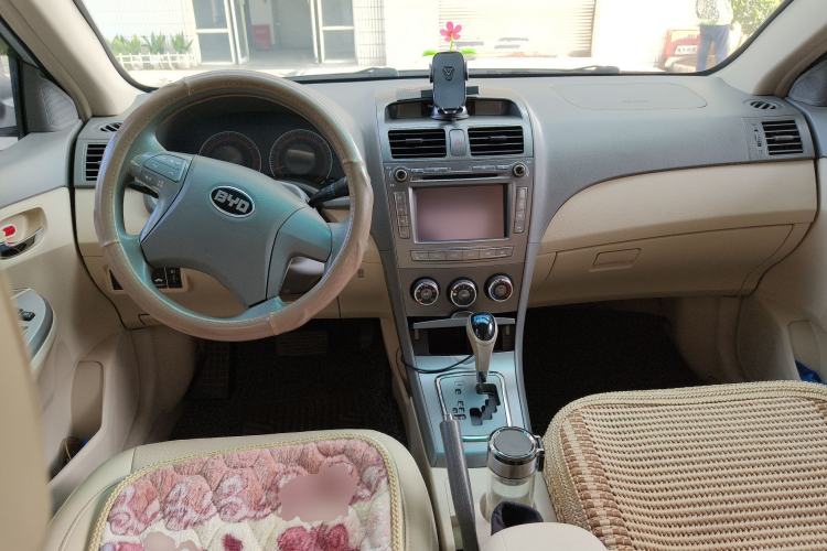 Used BYD L3 2013 1.5L Automatic Prestige Model Center Console