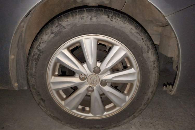 Used BYD L3 2013 1.5L Automatic Comfort Edition Right Front Wheel Hub