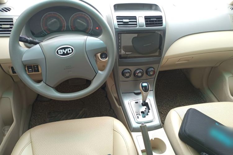 Used BYD L3 2013 1.5L Automatic Comfort Edition Center Console