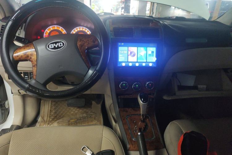 Used BYD L3 2013 1.5L Automatic Comfort Edition Center Console