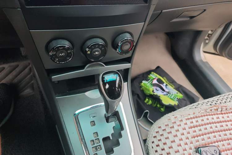 Used BYD L3 2013 1.5L Automatic Comfort Edition Gear Lever