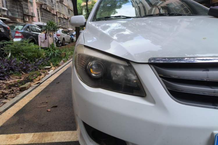 Used BYD L3 2013 1.5L Automatic Comfort Edition Right Front Headlight