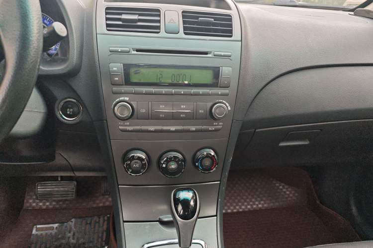Used BYD L3 2015 Energy-Efficient Model 1.5L Automatic Comfort Edition Audio And AC Panel