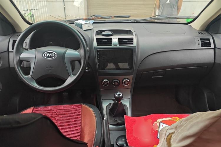 Used BYD L3 2015 Energy-Efficient Model 1.5L Manual Comfort Edition Center Console