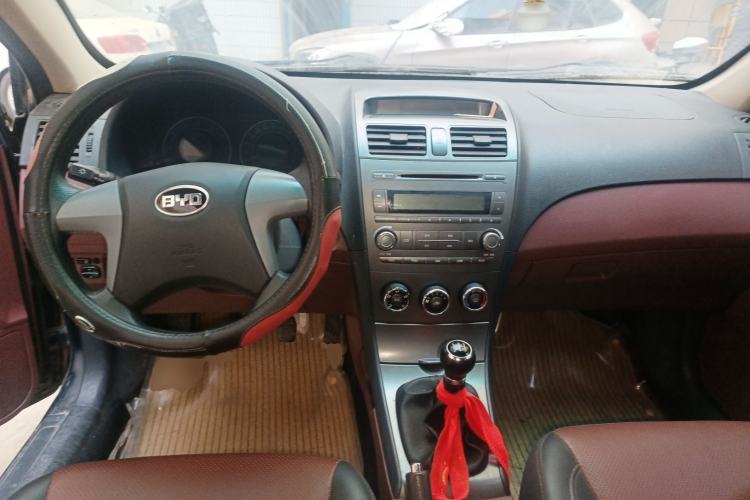 Used BYD L3 2015 Energy-Efficient Model 1.5L Manual Comfort Edition Center Console