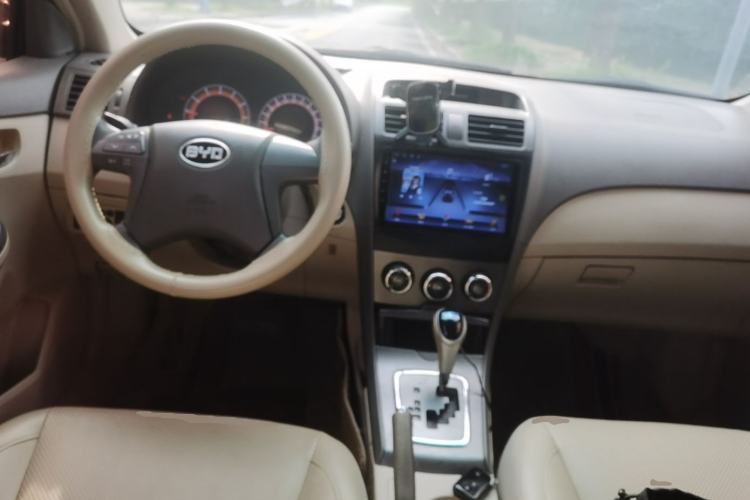 Used BYD L3 2015 Energy-Saving Edition 1.5L Automatic Prestige Model Center Console