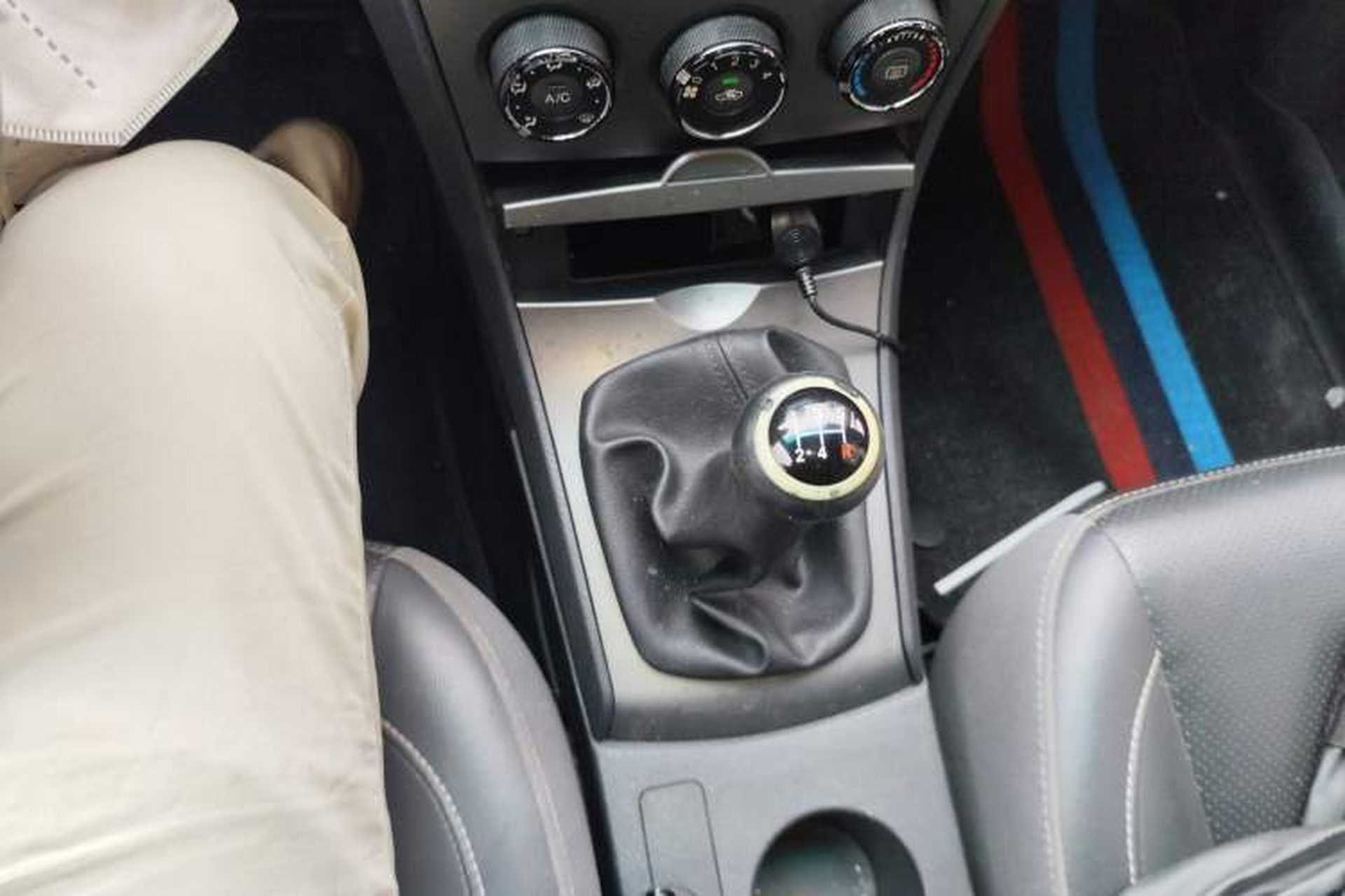 Used BYD L3 2015 Energy-Saving Edition 1.5L Manual Luxury Model Gear Lever